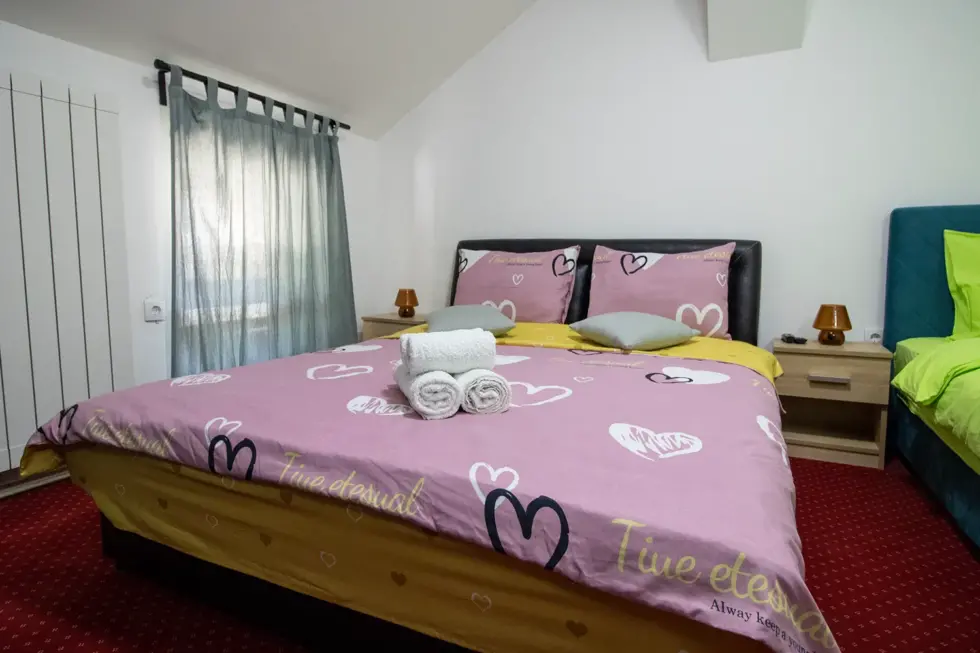 Hostel Aurora u požarevcu nudi smeštaj u trokrevetnoj sobi sa brašnim krevetom